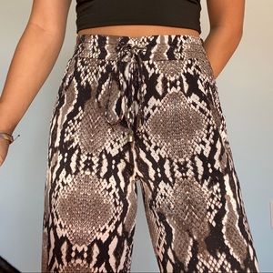 Sandiva Snakeskin Print Elastic Pants